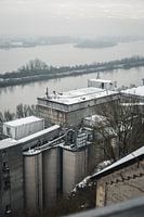 Industrial River : Un regard hivernal sur la fusion de la nature et de la technologie