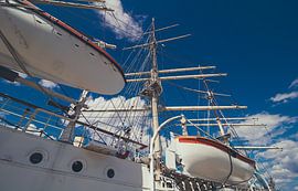 Reddingsboten op een groot zeilschip van Jakob Baranowski - Photography - Video - Photoshop