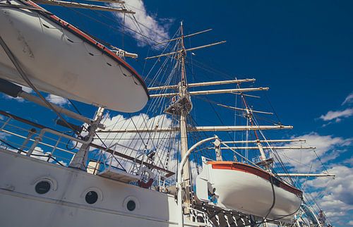 Reddingsboten op een groot zeilschip