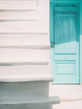 Porte bleue à côté d'un escalier blanc | fine art photo print