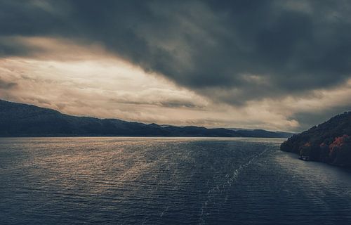 Urquhart Castle aan het beroemde meer Loch Ness in Schotland. Prachtig landschap in een rustige sfeer. Stilte, vrede en eenzaamheid.