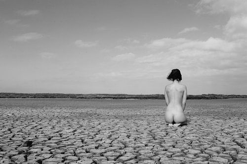 Naakt op een drooggevallen meer bij extreme droogte in Nederland