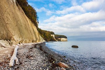 Chalk cliffs on shore of the Baltic Sea van Rico Ködder