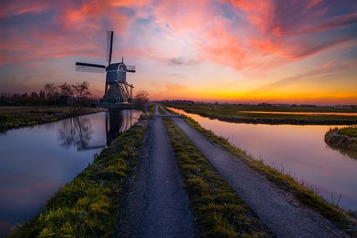 Windmolen bij zonsondergang