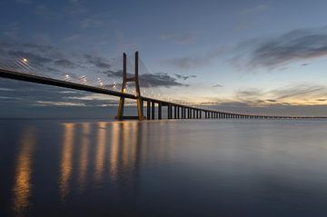 Vasco da Gama brug in het avondlicht - moderne architectuur boven kalm water