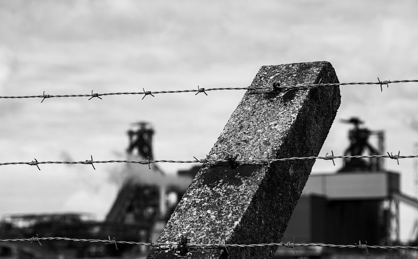 Hoogovens Velsen Noord in black and white by Zaankanteropavontuur