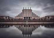 Paleis 5 van het Brussels Expogebouw met reflectie in water van Daan Duvillier | Dsquared Photography thumbnail