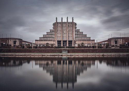 Palais 5 du bâtiment de Brussels Expo avec réflexion dans l'eau