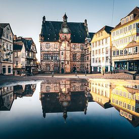 De historische marktplaats van Marburg met bezinning van Fotos by Jan Wehnert