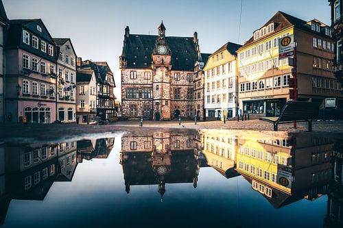 De historische marktplaats van Marburg met bezinning