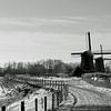 Moulins à vent néerlandais le long du canal en hiver sur Paul Franke