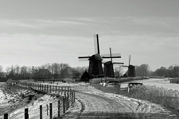 Niederländische Windmühlen entlang des Kanals im Winter
