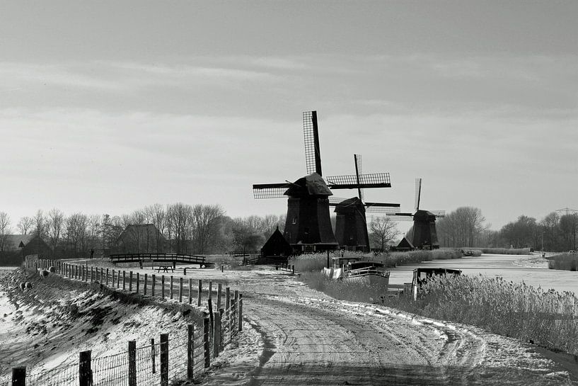Hollandse molens langs vaart in winter van Paul Franke