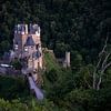 Château de conte de fées Burg Eltz dans les forêts sombres sur Luc van der Krabben