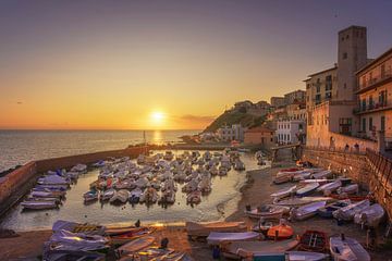 Boten in de jachthaven van Piombino bij zonsondergang. Toscane Italië van Stefano Orazzini