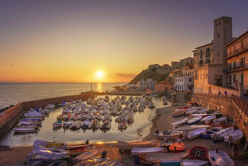 Boten in de jachthaven van Piombino bij zonsondergang. Toscane Italië