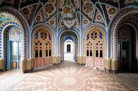 Chambre colorée dans un château abandonné.