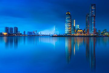 Rotterdam skyline at blue hour ... von Marc de IJk