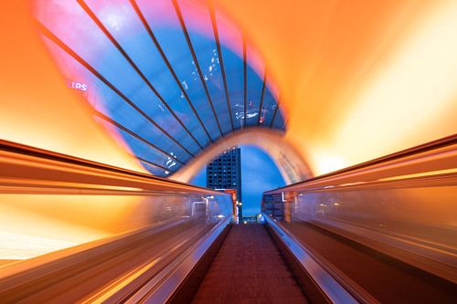 Kleurrijke effecten door een bewegende roltrap