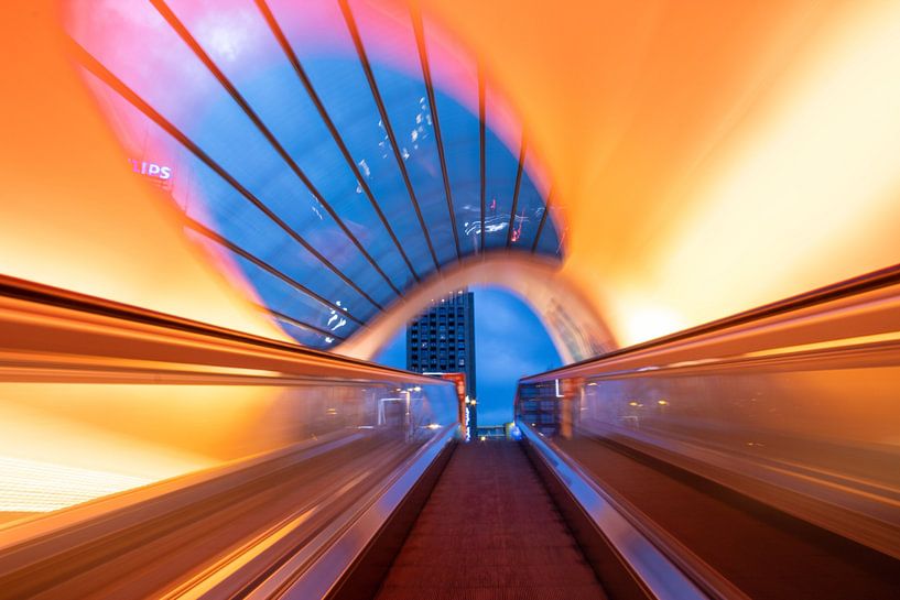 Farbenfrohe Effekte durch eine fahrende Rolltreppe von Daphne Dorrestijn