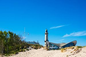 Blick auf den Leuchtturm und Teepott in Warnemünde