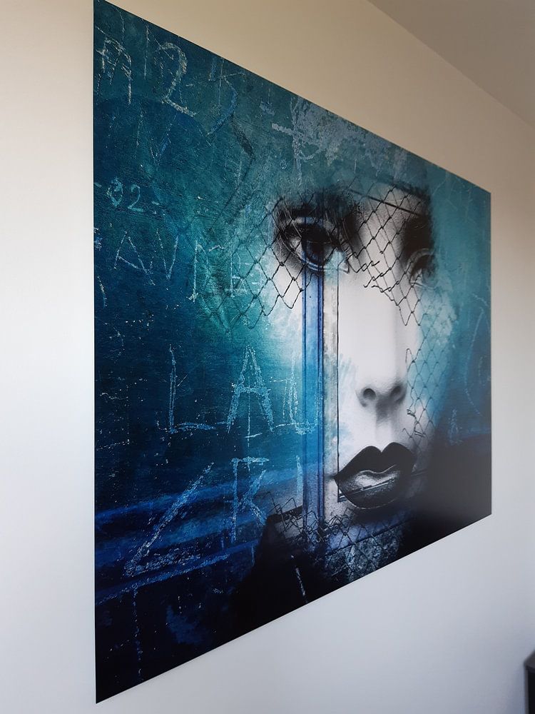 Zwarte lippen achter het hek van Gabi Hampe