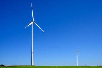 Windräder bei blauem Himmel von ManfredFotos