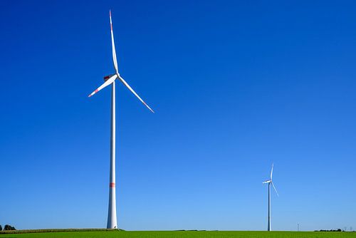Windturbines onder een blauwe hemel