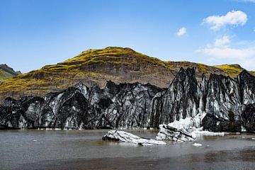De Jökulsárlón gletsjer en het gletsjermeer in IJsland van Geerke Burgers