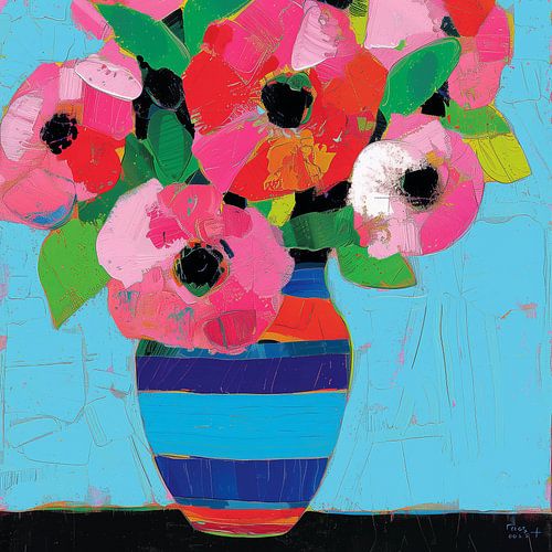 Bouquet de fleurs joyeux dans un vase rayé sur fond bleu