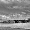 Waalbrug in zwartwit van Rene van de Esschert