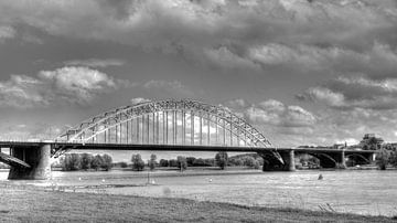 Wallonische Brücke in Schwarz-Weiß von Rene van de Esschert