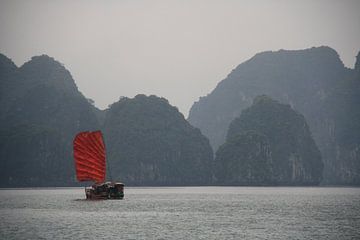 Rood zeil in Ha Long Bay by Mr Greybeard