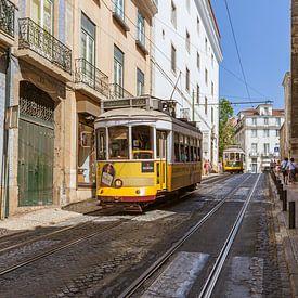 Eine Straßenbahn in Lissabon von Stewart Leiwakabessy