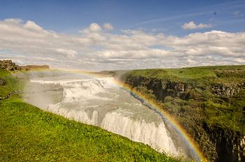 herrlicher Blick auf einen Wasserfall mit Regenbogen