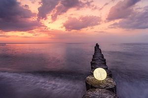 De maan op de steiger in de avond van Marc-Sven Kirsch