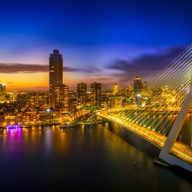 Die Erasmusbrücke und der Anblick von Rotterdam in der blauen Stunde von Bart Ros