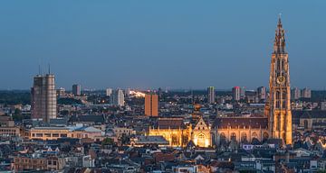 Het stadsgezicht van Antwerpen in de avond (Panorama) van MS Fotografie | Marc van der Stelt