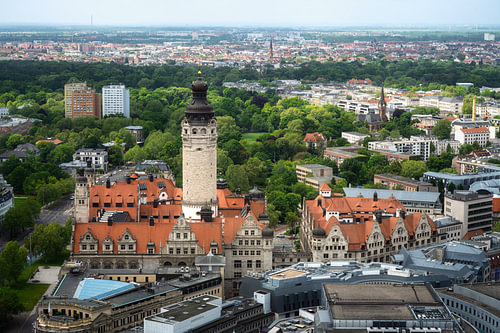 Neues Rathaus Leipzig über den Dächern der Innenstadt