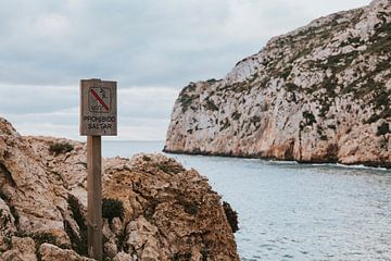 Verboden te zwemmen - baai van Cala Granadella in Jávea, Spanje