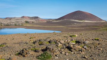 Roter Berg in felsiger Landschaft in Island von Lynxs Photography