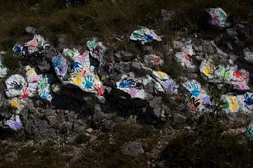 Bunte Hände in den Bergen Kroatiens von Bo van Vliet