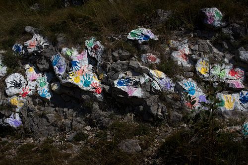 Des mains colorées dans les montagnes de Croatie