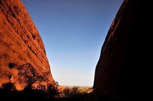 Lichtspiele auf Uluru und Kata Tjuta : Blendender Kontrast