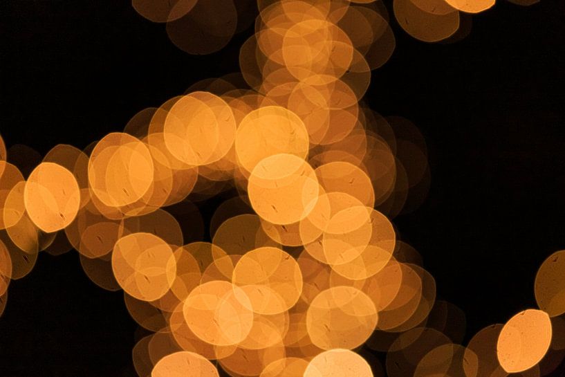 Gelb-orangefarbenes Bokeh vor dunklem Hintergrund von Joyce van Dijk Fotografie
