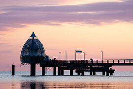 Ochtendstilte aan de Oostzee: de duikgondel in Zingst van Nils Steiner