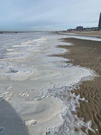 Beach's frozen. by Eric Reijbroek