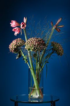 Bouquet de fleurs avec un Amaryllis en bouton sur Peter de Kievith Fotografie