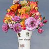 Bouquet de roses dans un vase avec joyeux anniversaire sur W J Kok