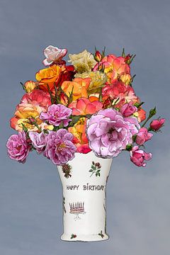 Boeket met rozen in een vaas met happy birthday van W J Kok